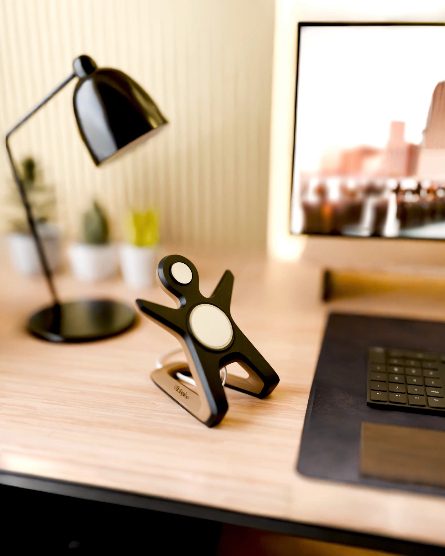 The Hugger Docking Stand 2 in 1