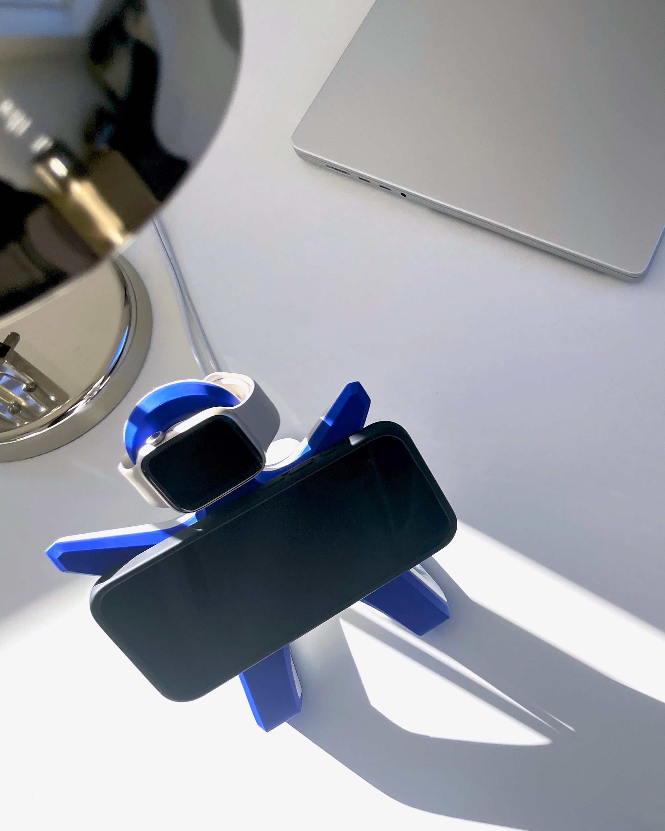 The Hugger Docking Stand 2 in 1
